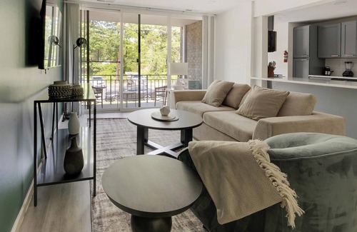 Greenbelt Apartamento | Landing | Chic 1BD, Gym, Pool
