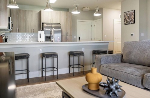 Fort Myers Apartamento | Landing | Chic 1BD, Pool, Gym