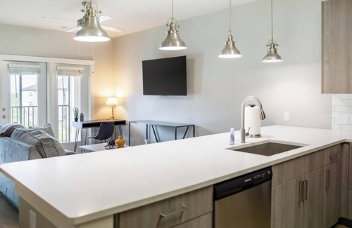 Fort Myers Apartamento | Landing | Chic 1BD, Pool, Gym