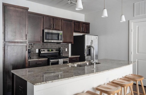Buda Apartamento | Landing | Chic 2BD, Pool, Clubhouse
