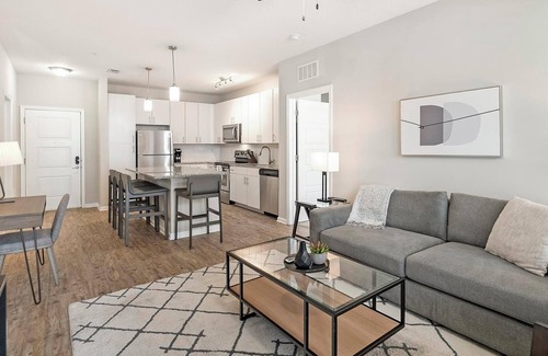 Land O' Lakes Apartamento | Landing | Chic 2BD, Pool, Gym