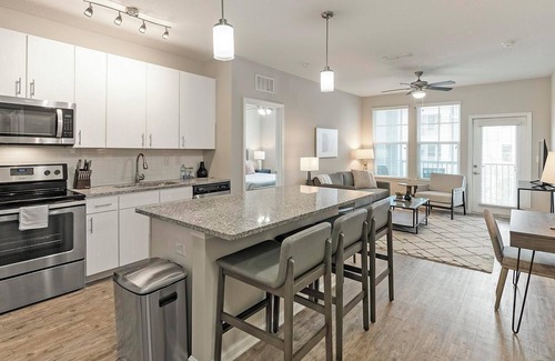 Land O' Lakes Apartamento | Landing | Chic 2BD, Pool, Gym