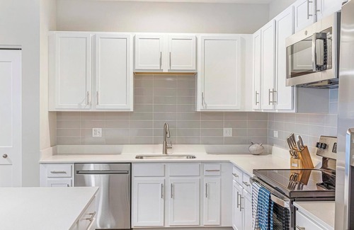 Willow Springs Apartamento | Landing | Chic 2BD, Pool, Gym