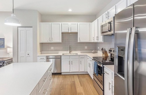 Willow Springs Apartamento | Landing | Chic 2BD, Pool, Gym