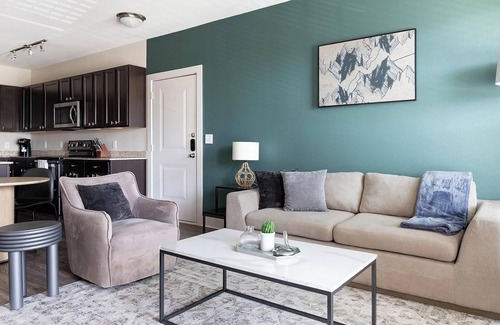 Gruene Apartamento | Landing | Modern 1BD, Pool, Gym