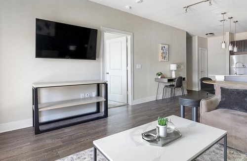 Gruene Apartamento | Landing | Modern 1BD, Pool, Gym