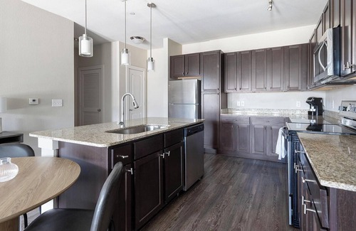 Gruene Apartamento | Landing | Modern 1BD, Pool, Gym