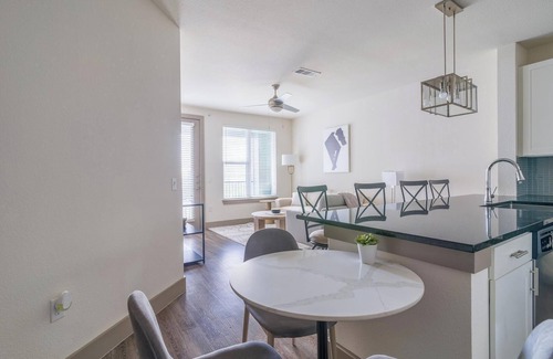 Conroe Apartamento | Landing | Incredible 1BD, Yoga Studio, Gym