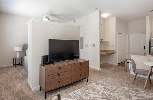 New Pathways Apartamento | Landing | Modern 1BD, Pool, Clubhouse