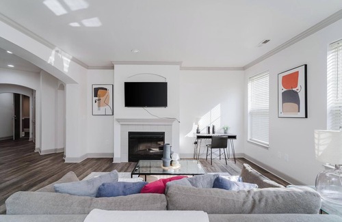Corryville Apartamento | Landing | Modern 2BD, Clubhouse, Gym