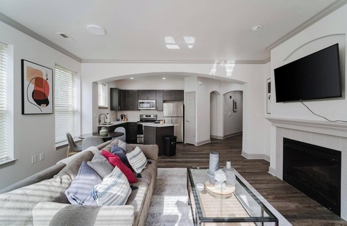 Corryville Apartamento | Landing | Modern 2BD, Clubhouse, Gym