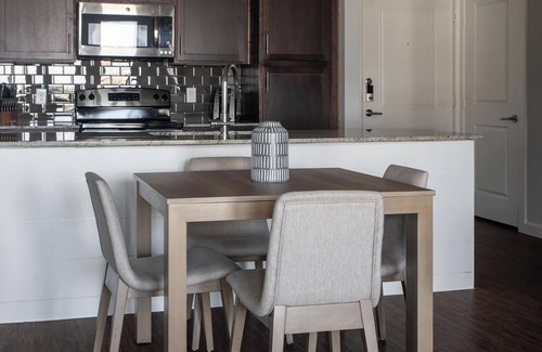 Buda Apartamento | Landing | Stylish 2BD, Pool, Clubhouse