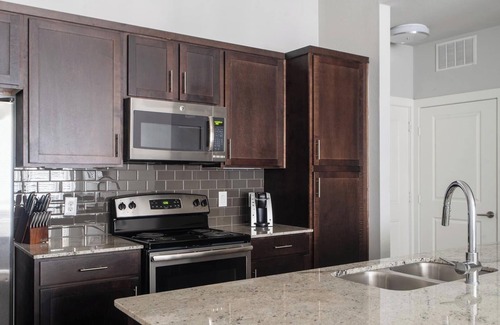 Buda Apartamento | Landing | Stylish 2BD, Pool, Clubhouse