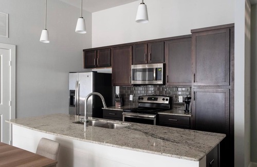 Buda Apartamento | Landing | Stylish 2BD, Pool, Clubhouse