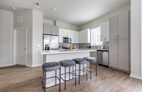 Wimauma Apartamento | Landing | Chic Studio, Pool, Gym