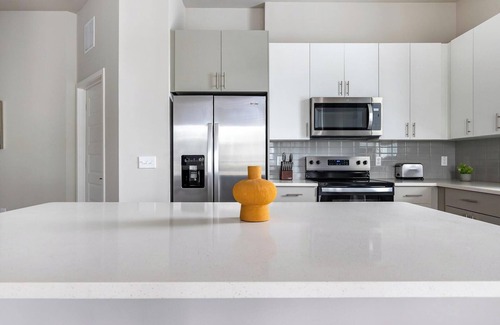 Wimauma Apartamento | Landing | Chic Studio, Pool, Gym