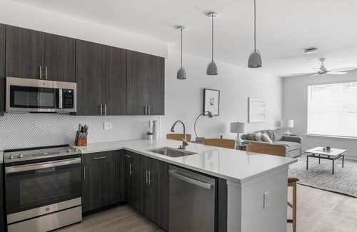 Crestline Heights Apartamento | Landing | Incredible 1BD, Clubhouse, Gym