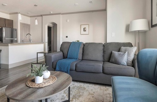 Manor Apartamento | Landing | Chic 1BD, Pool, Clubhouse