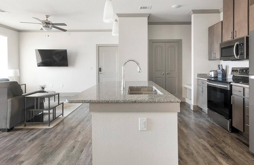 Manor Apartamento | Landing | Chic 1BD, Pool, Clubhouse