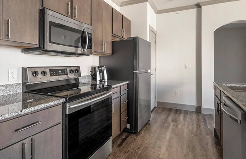 Manor Apartamento | Landing | Chic 1BD, Pool, Clubhouse