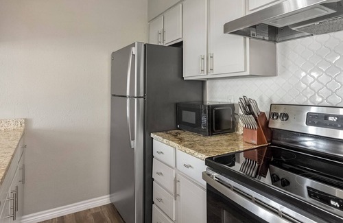 Royal Ridge Apartamento | Landing | Modern 1BD, Clubhouse, Pool