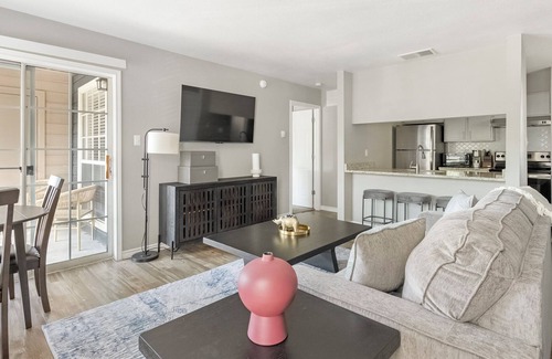 Royal Ridge Apartamento | Landing | Modern 1BD, Clubhouse, Pool