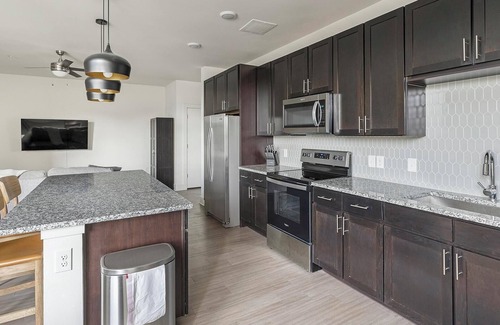 Fort Worth Apartamento | Landing at The Standard River District - 1 Bedr...