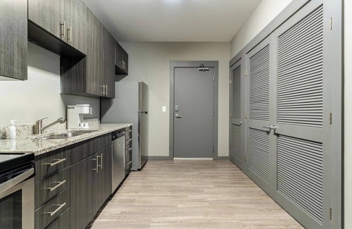 University District Apartamento | Landing | Modern 2BD, Clubhouse, Game Room
