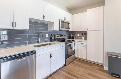 Townsite Apartamento | Landing | Stunning 2BD, Pool, Rooftop Lounge