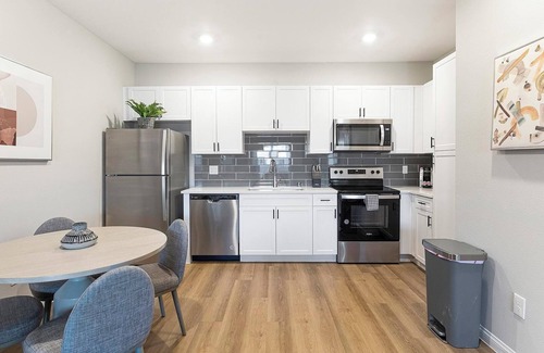 Townsite Apartamento | Landing | Modern 2BD, Rooftop Lounge, Pool