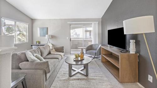 Sunrise Manor Apartamento | Landing Modern Apartment with Amazing Amenities (ID1009X961)
