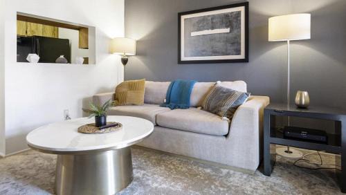 Amphi Apartamento | Landing Modern Apartment with Amazing Amenities (ID8432)