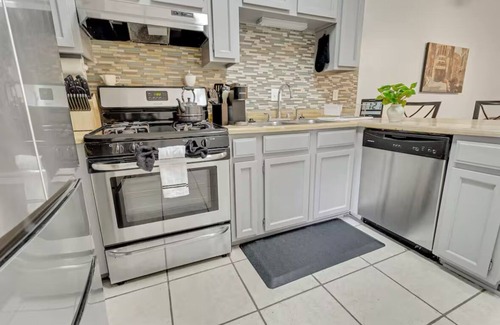 Northeast Pensacola Apartamento | Landing pad - under 2 miles to airport, 2 br, Free parking, WiFi