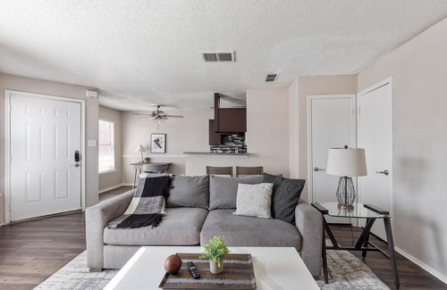 Grand Prairie Apartamento | Landing | Spectacular 1BD, Gym, Courtyard