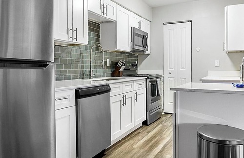 Indianapolis Apartamento | Landing | Spectacular 1BD, Pool, Gym