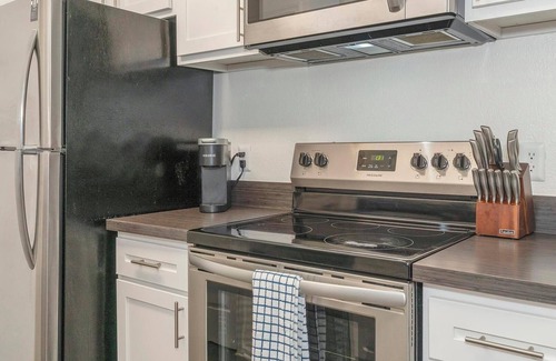 Sunbeam Apartamento | Landing | Beautiful 1BD, Pool, Courtyard