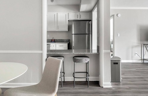 Homewood Apartamento | Landing at The Brookwood - 1 Bedroom in Downtow...