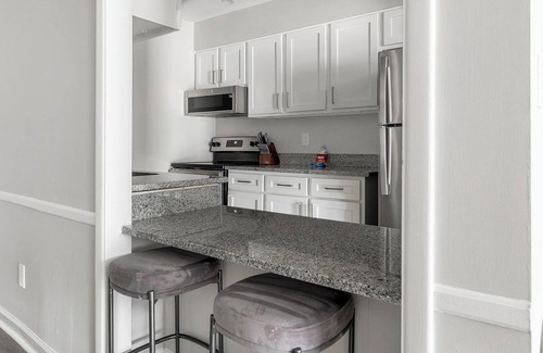 Homewood Apartamento | Landing at The Brookwood - 1 Bedroom in Downtow...