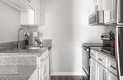 Homewood Apartamento | Landing at The Brookwood - 1 Bedroom in Downtow...