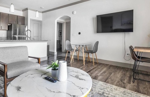Manor Apartamento | Landing | Chic 1BD, Gym, Courtyard