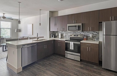 Vickery Meadow Apartamento | Landing | Spectacular 1BD, Pool, Gym