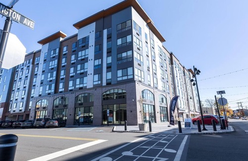 Carteret Apartamento | Landing | Amazing 2BD, Courtyard, Rooftop Lounge