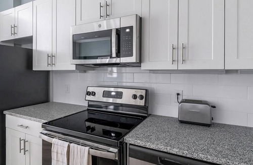 Conroe Apartamento | Landing | Incredible 1BD, Yoga Studio, Pool