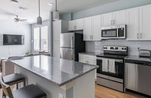 Conroe Apartamento | Landing | Incredible 1BD, Yoga Studio, Pool