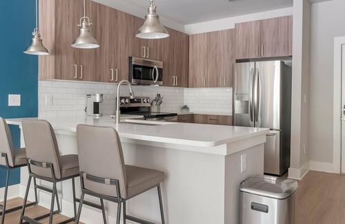Town Center Apartamento | Landing | Stunning 1BD, Pool, Rooftop Lounge