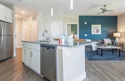 Southeast Orlando Apartamento | Landing | Stunning 2BD, Gym, Pool