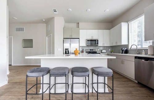 Wimauma Apartamento | Landing | Modern 2BD, Pool, Clubhouse