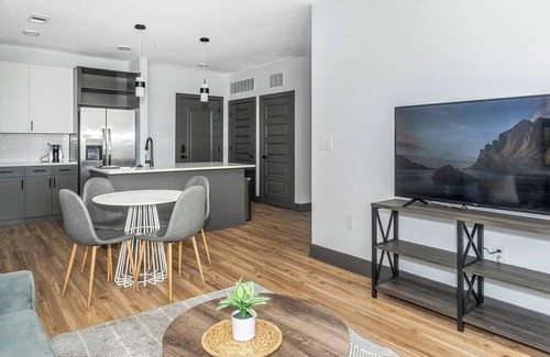 St. Nicholas Apartamento | Landing | Modern 1BD, Clubhouse, Gym