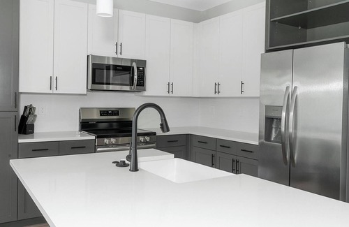 St. Nicholas Apartamento | Landing | Modern 1BD, Clubhouse, Gym