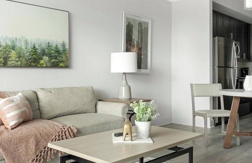 Palmetto Apartamento | Landing | Stylish 1BD, Gym, Pool